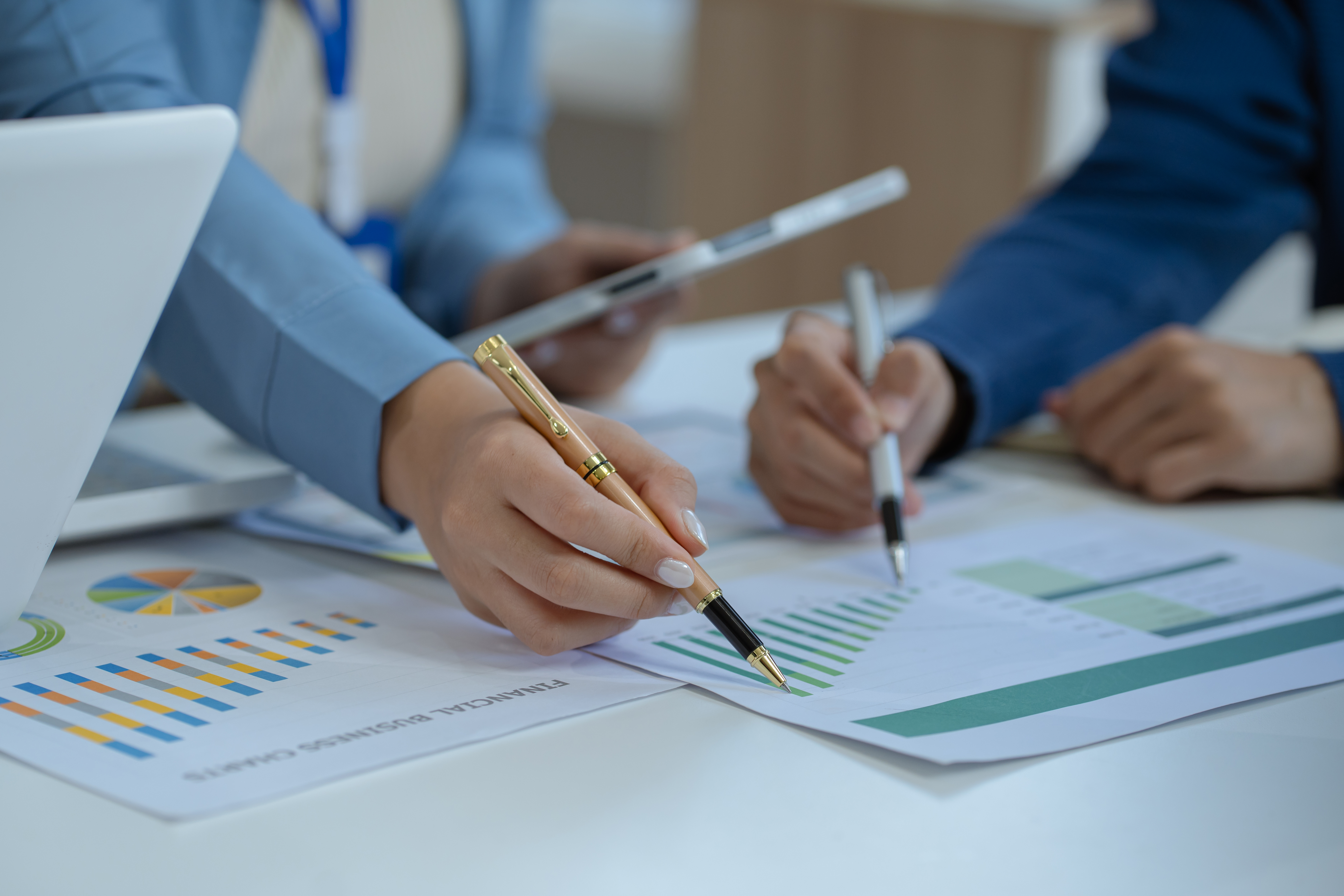 ビジネス戦略についてディスカッションするチーム